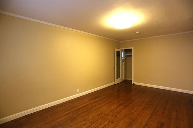 Building Photo - Nob Hill, two-story 4BR/1.5BA Single famil...