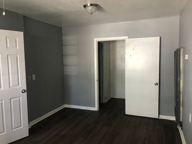 Building Photo - Handyman Special $0 First Month's Rent / “You fix, you SAVE BIG!!” Contact Mayshell for details: ...