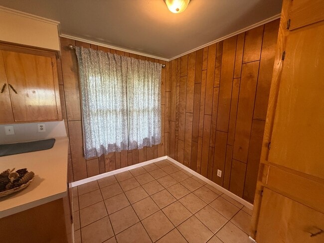 Building Photo - Large fenced yard, 3 bedroom, 1.5 Bath in ...