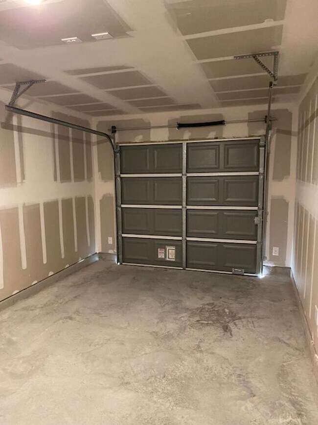 Building Photo - Stunning 3 bedroom, 2 bath home with a del...