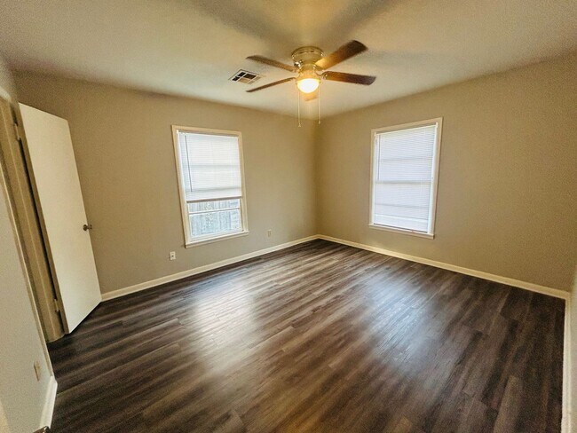 Building Photo - Spacious South Waco Home