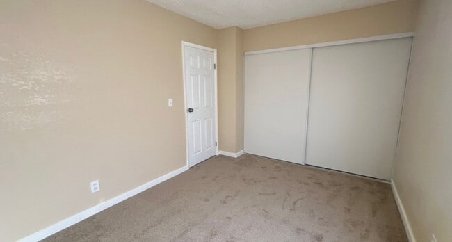 Building Photo - 2 BEDROOMS 1.5 BATHROOM TOWNHOUSE AVAILABLE FOR RENT JONES AND VEGAS DR !!!