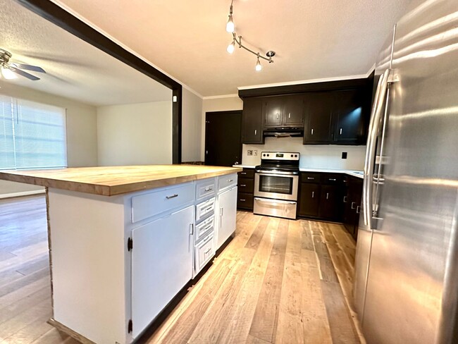 Building Photo - 28 Leonard Dr