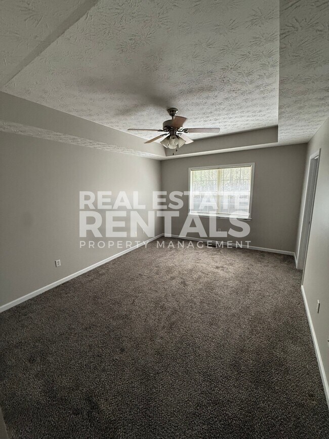 Building Photo - 3083 Lakeview Cir