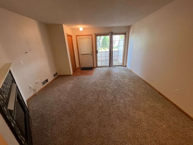 Building Photo - Spacious 3BR/1.5BA Townhome with Attached ...