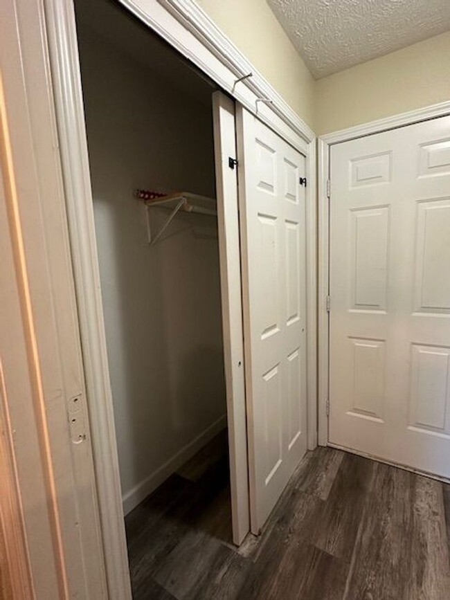 Building Photo - Spacious 4 Bedroom Duplex Located In Ozark!