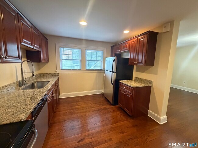 Building Photo - 786 Farmington Ave