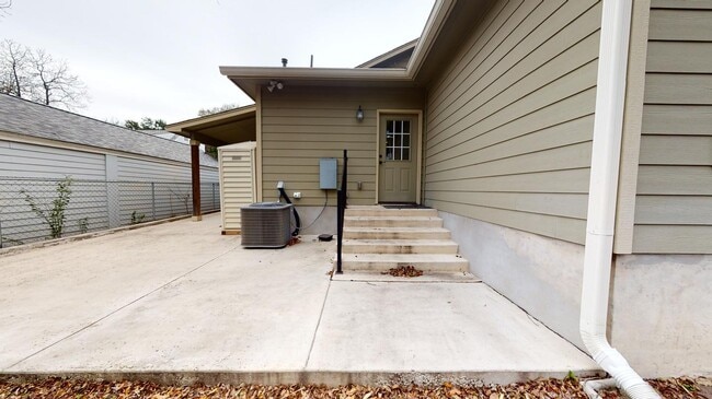Building Photo - Craftsman-style Alamo Heights home with fe...