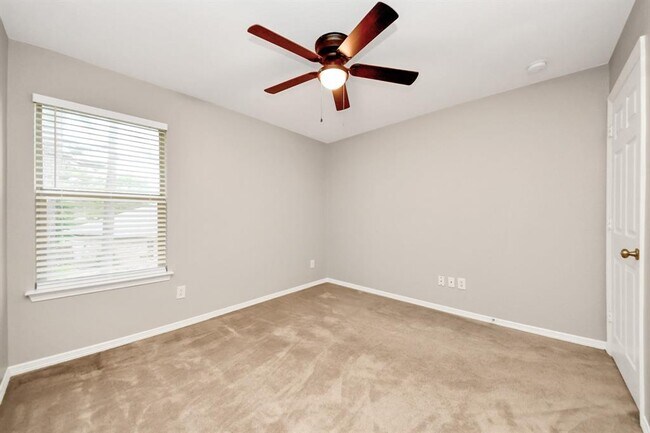 Building Photo - 8522 Sports Haven Dr