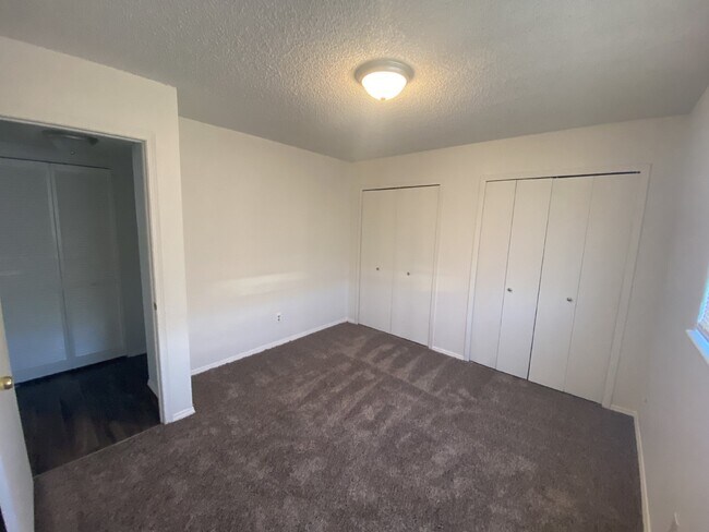 Building Photo - Cozy Condo Available NOW!