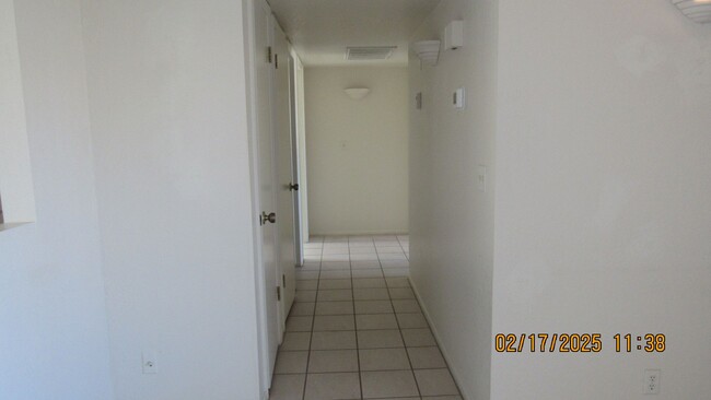 Building Photo - 3 Bed 2 Bath 2 Car Garage with ample parking