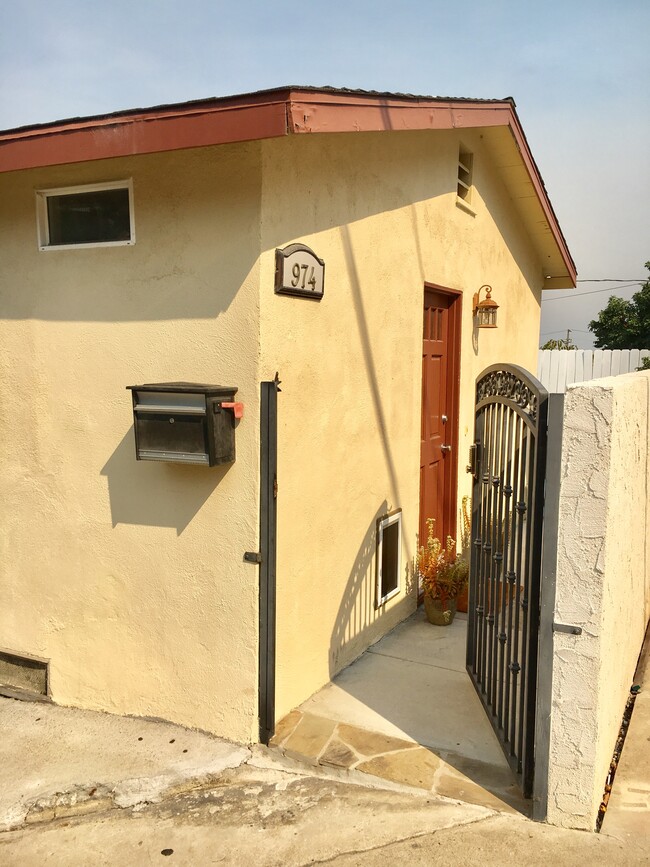 Entry - 974 W 20th St