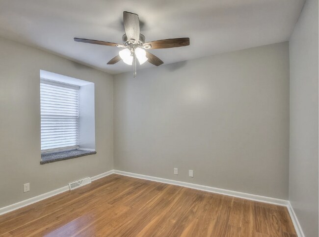Building Photo - Newly Renovated 3-Bedroom in Hickory Valley Condos, Community Pool and Pet Friendly!