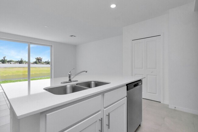 Building Photo - Brand-New 3BR/2.5BA Townhome in Lakewood Ranch — Internet, Trash, & Lawn Care Included