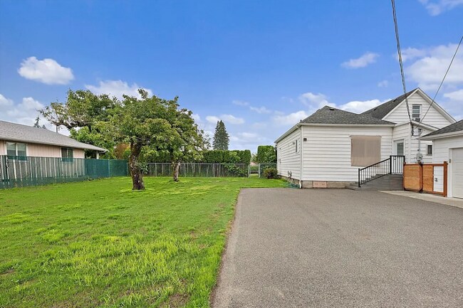 Building Photo - Beautiful Craftsman Home with Ample Parking & Outdoor Space
