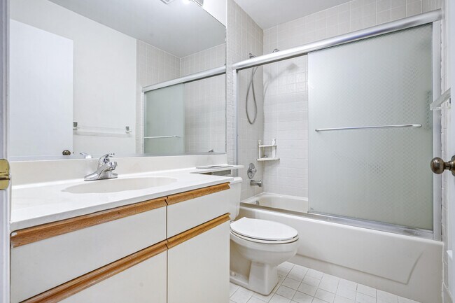 Building Photo - 10910 Lakemore Ln