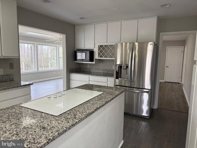 Building Photo - 63 Lincoln Dr