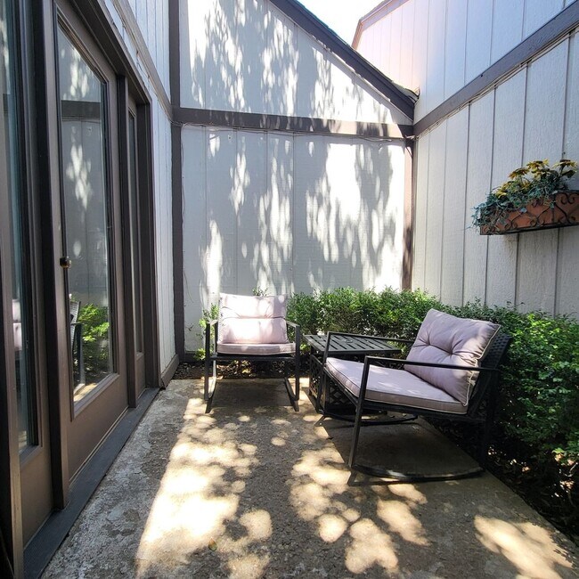 Building Photo - Fully Furnished Short term or Long Term Re...