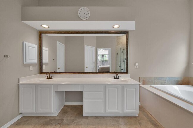 Building Photo - 24 E New Avery Pl
