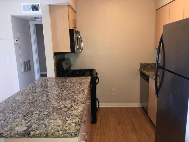 Building Photo - 2085 Highpointe Dr