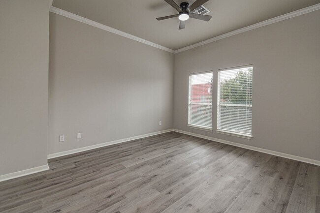 Building Photo - 1729 Tuam St
