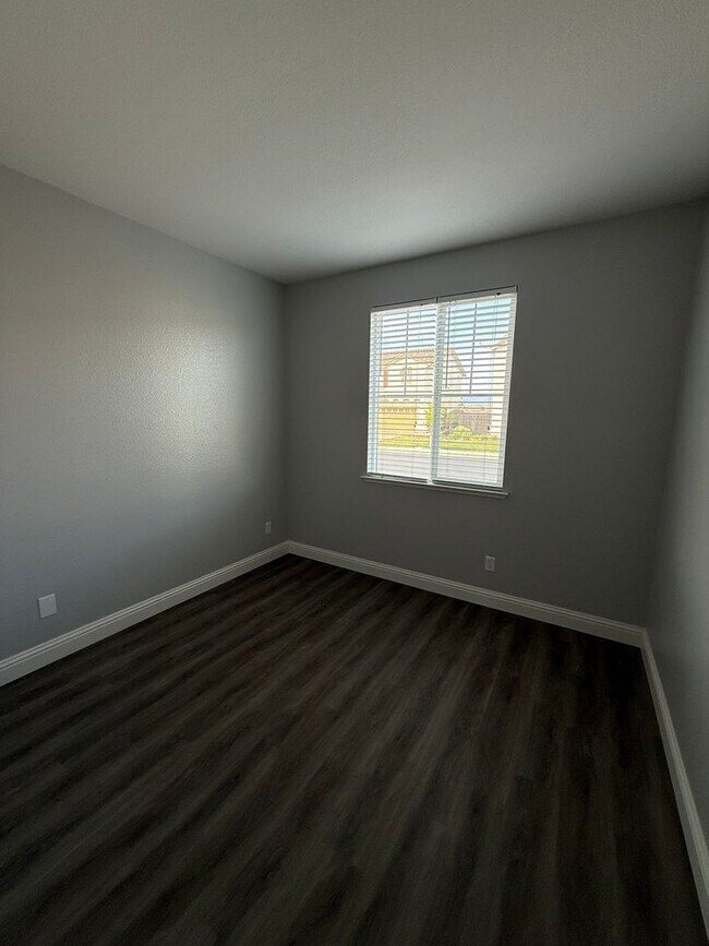 Building Photo - Corner Lot