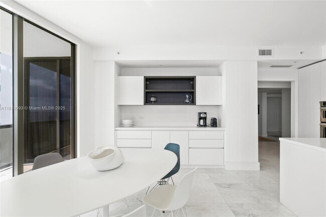 Building Photo - 16275 Collins Ave