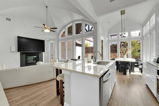 Building Photo - 3520 Helios Ln