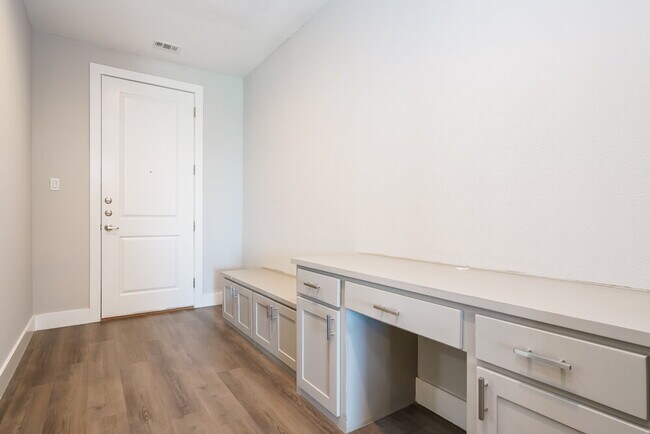 Building Photo - 7117 9th Hole Dr