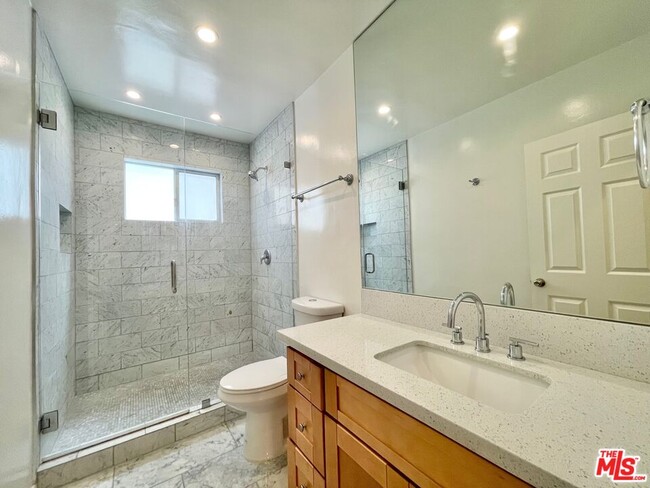 Building Photo - 929 N San Vicente Blvd