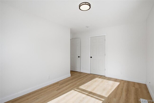 Building Photo - 35942 Vinewood St