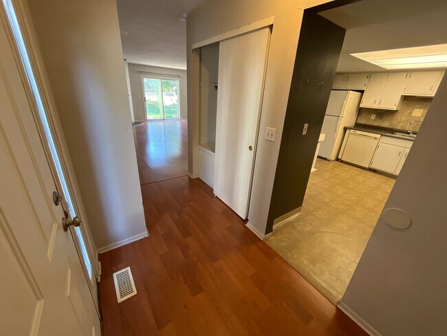 Building Photo - 1290-1292-1292 Gatwick Ct