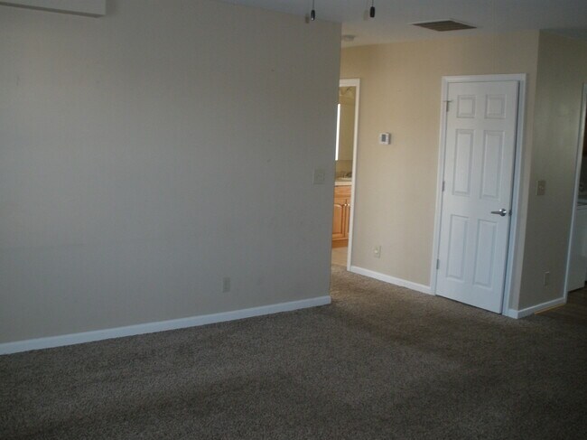 Building Photo - 1014 Hospital Dr