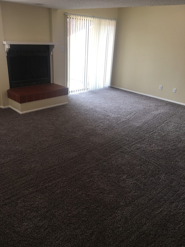 Building Photo - 2 Bedroom Condo in Country Club Villas Com...