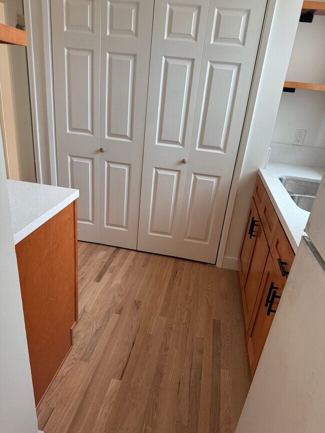 Building Photo - COMPLETELY REMODELLED 1 BEDROOM DUPLEX FOR LEASE!