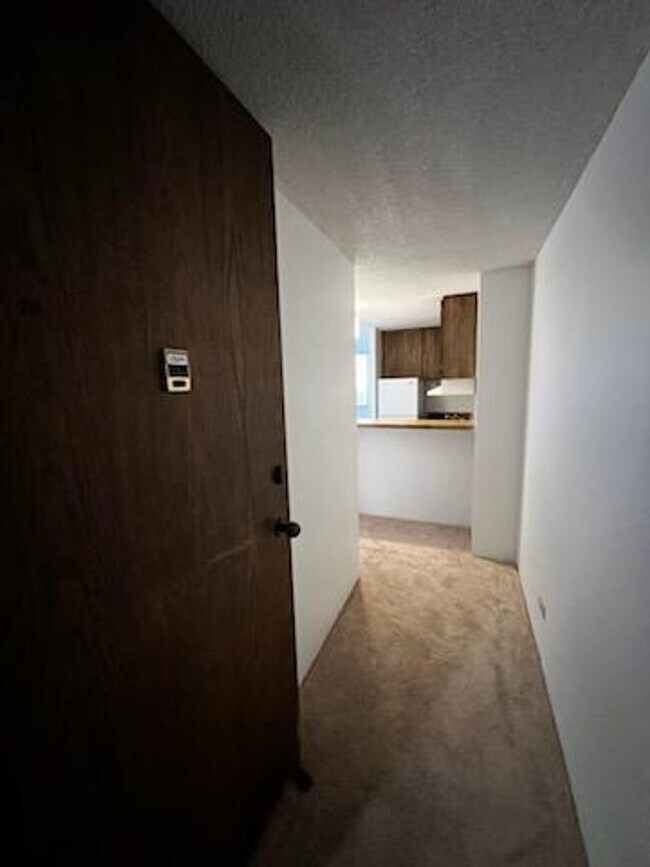 Building Photo - Pearlridge Square Large Studio with AC, Washer/Dryer, and Reserved Parking Stall