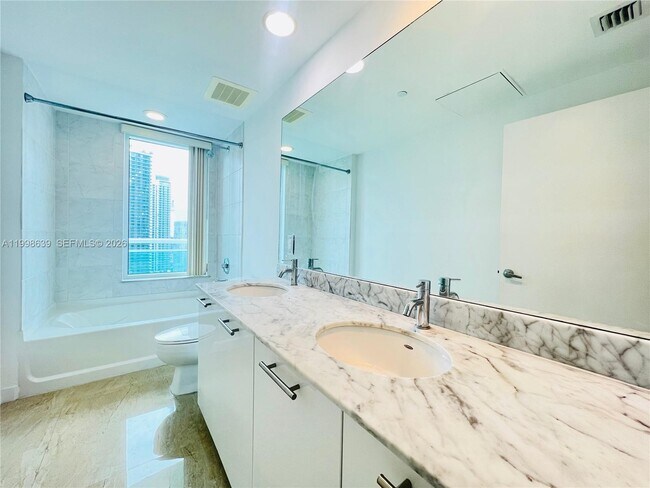 Building Photo - 950 Brickell Bay Dr