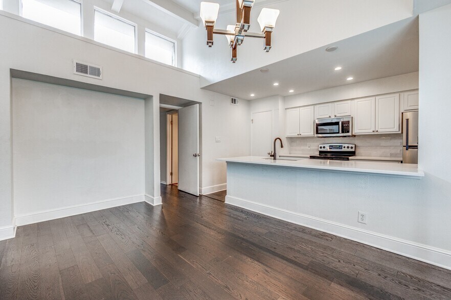 Building Photo - 5932 Sandhurst Ln