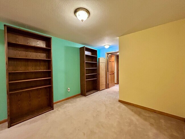 Building Photo - Spacious Garden-level Condo with Kitchenet...