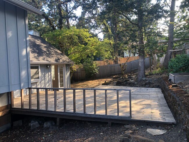 Building Photo - 3 bedroom 2 bathroom house in Thurston hills!