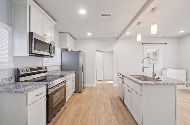 Building Photo - 3 Bed 1.5 bath Updated House Fenced yard -Pets