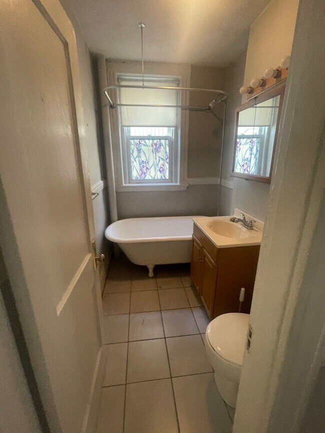 Building Photo - Split 2 Bed -With New Kit and Bath -Heat Inc -No Feer Stuidents Ok -Close to green line