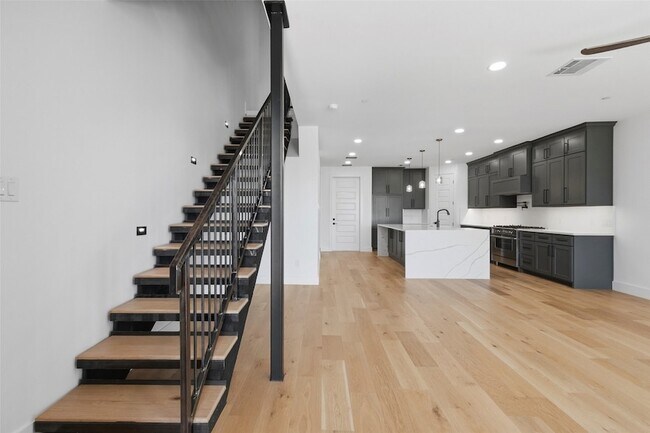 Building Photo - 404 Vista Buena Trl