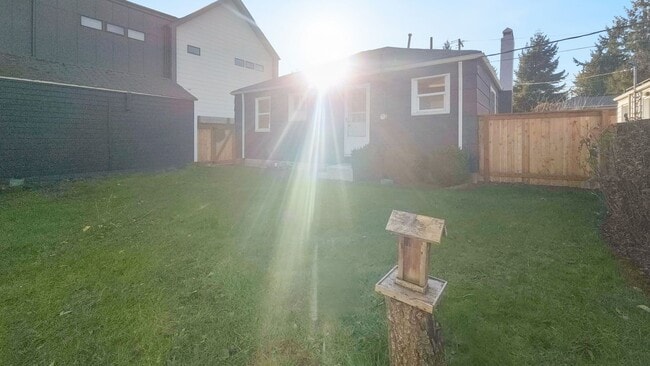 Building Photo - Updated West Seattle Two-Bedroom Home
