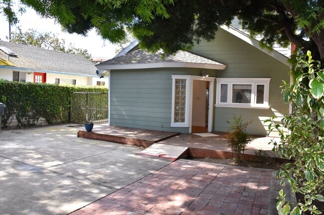 Building Photo - Beautiful spacious Home