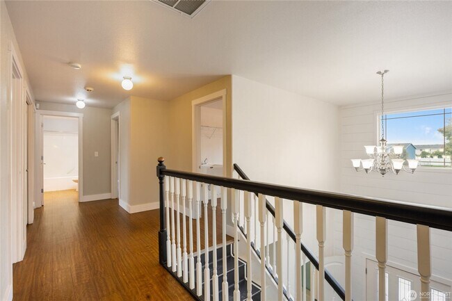 Building Photo - 4 bed, 3.5 bath home in cul-de-sac