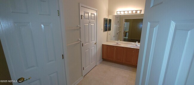 Building Photo - 10542 Castlebar Glen Dr S