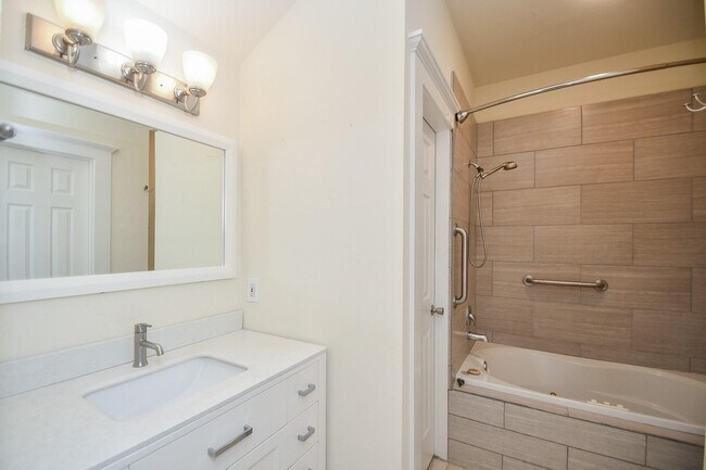 Building Photo - 4625 Pineridge St