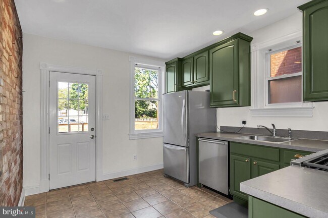 Building Photo - 117 15th St SE