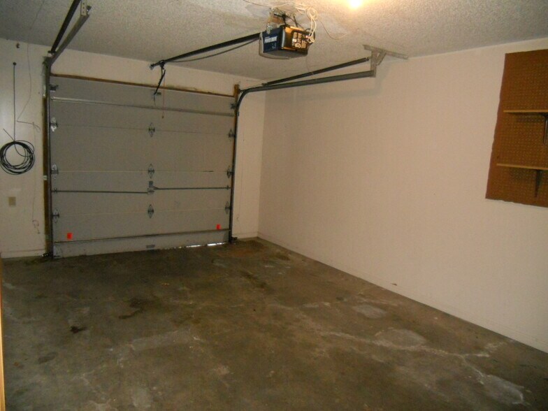 Building Photo - 2300 Lowell Dr